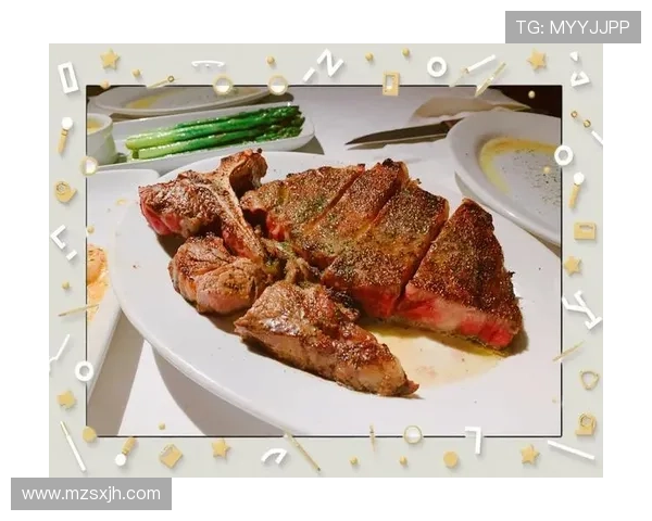 亚当斯如野兽般光脚漫步手持牛排展现原始魅力